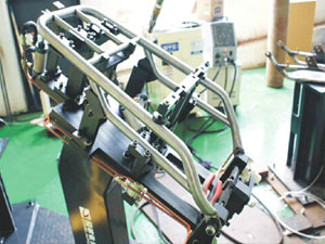 摩托车尾架机器人焊接_三维柔性焊接工装平板